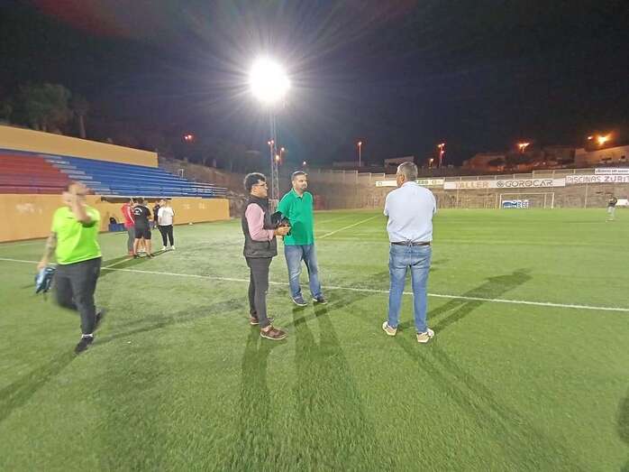 Imagen de las pruebas de luces en el campo municipal de Melenara / TA